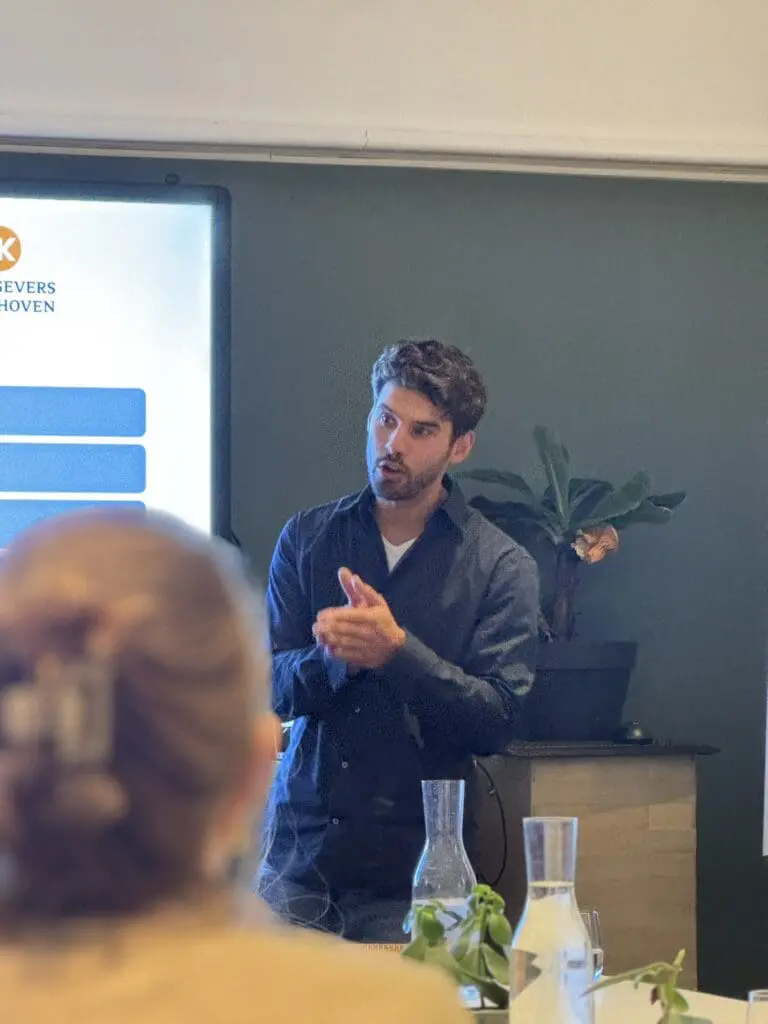 Adviseur Remy geeft informatie op bijeenkomst voor praktijkhouders huisartsen