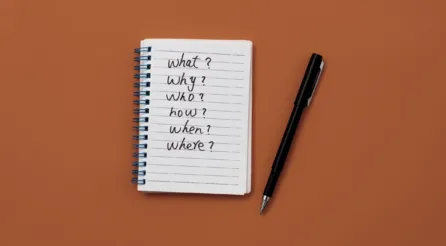 Schrift met pen op oranje achtergrond