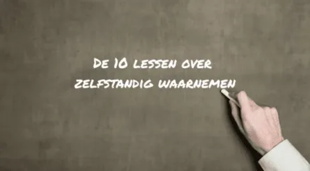 tekst 10-lessen-zelfstandig-waarnemen op een bord geschreven