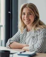 Vrouw aan het werk achter de laptop